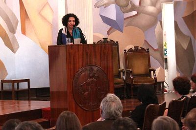 La vicerrectora Zeran presentó el libro "Giannini Público", obra por la cual se inicia la colección "Maestras y maestros de la Chile", de Editorial Universitaria.