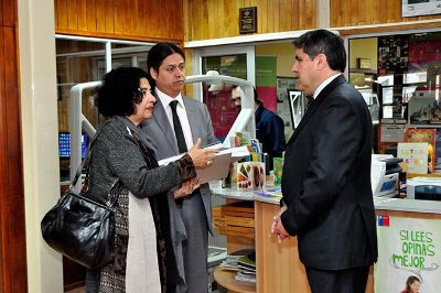 La vicerrectora Zeran junto a Gonzalo Bascuñán en la Biblioteca Pública de Puerto Natales. 