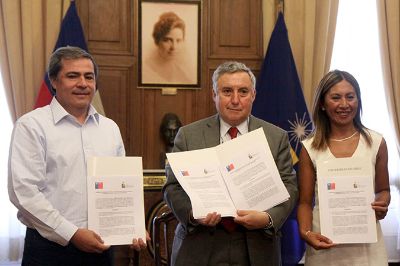 El decano Gamonal junto al Rector Vivaldi y la directora del SENAMA, Rayén Inglés, tras firmar el convenio.