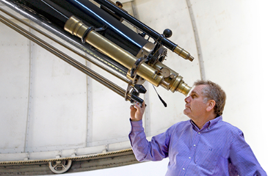 El profesor Hamuy explica conceptos como la aceleración del universo y nos invita a mirar al cielo