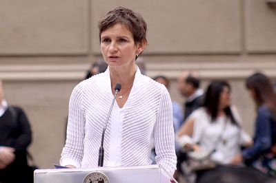 Como "un pequeño gesto de justica hacia las mujeres", calificó este homenaje la alcaldesa de Santiago, Carolina Tohá.