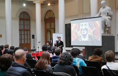 La directora del Archivo Central Andrés Bello, unidad que organizó este homenaje denominado "Nace Lucila. Tributo a Gabriela Mistral: diálogo y polifonía poética en torno a su obra".