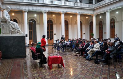 La Sala Museo Gabriela Mistral estuvo abierta para quienes quisieran visitarla tras la actividad artística que se realizó en el patio Andrés Bello. 