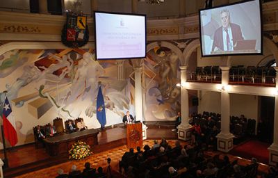El reposicionamiento de las universidades estatales y los desafíos de la Universidad de Chile fueron los ejes del discurso que el Rector Vivaldi ofreció a la comunidad.