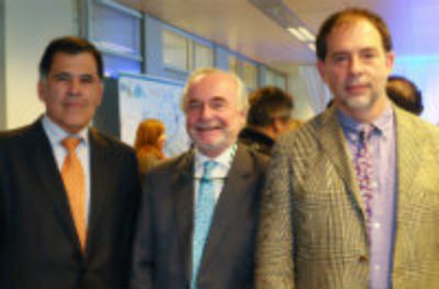 El decano de la FCFM, Patricio Aceituno, el director del CeBiB, Juan Asenjo, y el senador Guido Girardi.