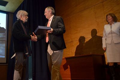 El Premio Nacional de Ciencias Naturales 1994 recibiendo de manos del decano de la Facultad de Ciencias un reconocimiento en el marco de su homenaje.
