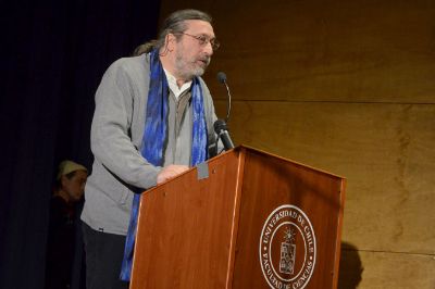 El profesor Jorge Mpodozis fue uno de los académicos que ofreció un saludo al profesor Maturana, junto al académico José Yáñez y el sociólogo Alberto Mayol.