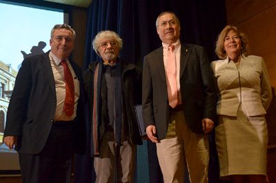 El Rector Ennio Vivaldi, el decano de Ciencias, Víctor Cifuentes, y la encargada de extensión de la Facultad, Hortensia Morales, junto al profesor Humberto Maturana.