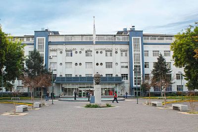 Además de ser un centro asistencial, el Hospital Clínico de la Universidad de Chile es el principal centro formador de especialistas del país. 