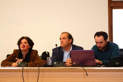 La presentación estuvo a cargo del profesor Miguel Allende (al centro), acompañado por la profesora Ximena Póo, Directora de Extensión, y Pablo Duarte, Secretario Ejecutivo del CEv