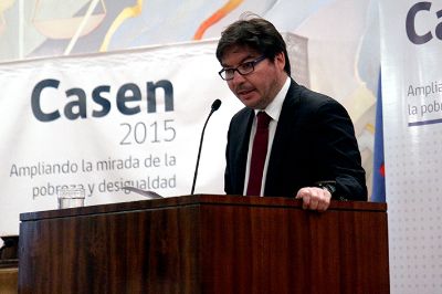 El ministro de Desarrollo Social, Marcos Barraza, destacó el descenso en la pobreza y la desigualdad social en Chile. 