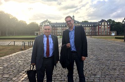 Rector Ennio Vivaldi y Jan Becker, viceadministrador del Instituto de Educación Médica de la Universidad de Münster.