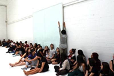 Silencio es una pieza coreográfica creada por el núcleo integrado por académicos y estudiantes egresados del Departamento de Danza, junto a otros artistas especializados. 
