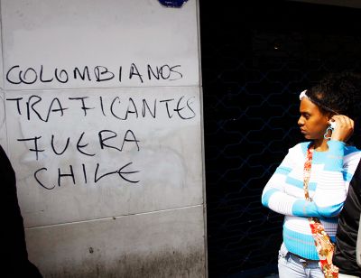 En Chile, pese a que las cifras son menores al resto del mundo, se cree que la inmigración es un problema, y ya se registran múltiples hechos de violencia xenófoba.