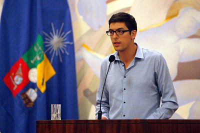 Daniel Andrade, representante de la Unión Nacional Estudiantil (UNE) asumió este jueves 1 de diciembre la presidencia de la FECh.