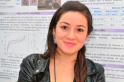 La investigadora Daniela Báez, de la Facultad de Ciencias Químicas y Farmacéuticas.