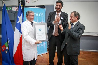 El superintendente de Salud, Sebastián Pavlovic y el intendente de Prestadores, Dr. Enrique Ayarza, entregaron el certificado de acreditación al HCUCH.