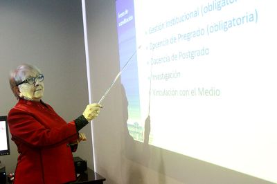 La Dra. Riquelme explicó los objetivos planteados para este nuevo proceso de acreditación institucional.
