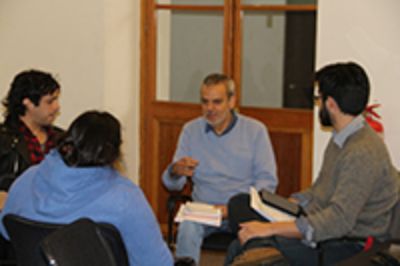 El taller fue dirigido a través de metodologías de investigación recursiva y participativa emulando un knowledge coffee, para que los asistentes pudiesen generar espacios de debate y colaboración. 