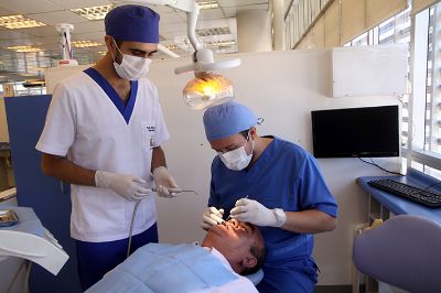 "Entre los ciudadanos que llevan más de 3 años esperando atención en salud, el 54,9 por ciento corresponden a especialidades de la odontología", alertan el Dr. Gamonal y la Dra. Moscoso.
