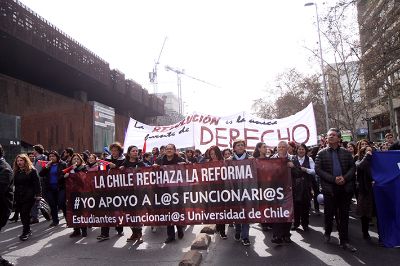 Las diversas unidades académicas de la Casa de Bello asistieron este martes a la marcha convocada en Plaza Italia. 