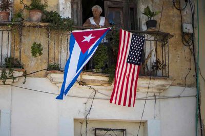 Trump anunció tres medidas: restricción a las licencias educacionales para viajar a Cuba, prohibición a negocios entre compañías de ambos países en temas militares, y requisitos políticos a Cuba.