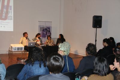 Los músicos Nano Stern, Anita Tijoux y Liliana Herrero, fueron moderados por el Académico Federico Galende, para discutir sobre su visión en torno a la figura de Violeta Parra.