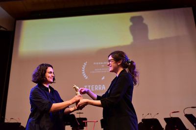 La encargada de recibir el premio a mejor película fue la productora de "Tierra Sola", Macarena Fernández.