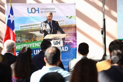 "Este gran proyecto, que el año pasado era sólo un sueño, hoy ha tomado realidad a una velocidad vertiginosa", dijo el rector Correa.