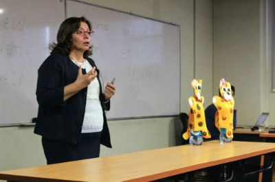 La Dra. Luigina Mortari compartió su experiencia en el área de la educación ética y la investigación educativa en el conversatorio "Educación y la ética de la virtud". 