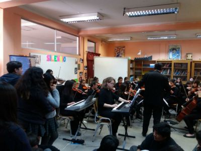 La orquesta conquistó a los estudiantes del Liceo Malaquías Concha. 