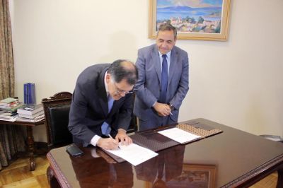En la sede del Congreso de Valparaíso se firmó el convenio de colaboración entre el Presidente de la Cámara de Diputados, Fidel Espinoza, y el decano de la FCFM, Patricio Aceituno.