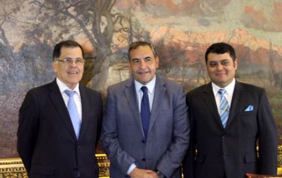 El decano Patricio Aceituno, junto al presidente de la Cámara de Diputados y el director del Web Intelligence Centre y Profesor Titular de la U. De Chile, Juan Velásquez, celebraron el acuerdo.