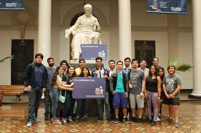 Estudiantes de la U. de Chile celebraron este jueves 11 de diciembre el lanzamiento de la nueva Tarjeta Universitaria Azul.