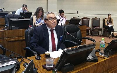 "Se trata simplemente que Chile vuelva a tener universidades que garanticen ser accesibles a todos los chilenos", planteó este miércoles el Rector Ennio Vivaldi en el Senado. 