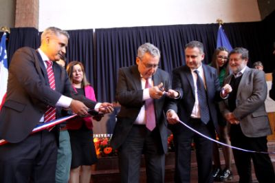 El Rector de la Universidad de Chile cortó la cinta de la nueva sede.
