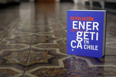 "Revolución energética en Chile", editado por el ex ministro Máximo Pacheco tiene cuatro capítulos escritos por diversos autores y un prólogo del ex ministro de Energía de Barack Obama, Ernest Moniz.