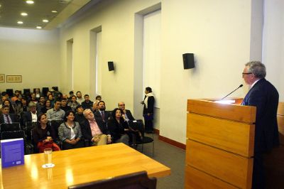 El rector Ennio Vivaldi dio una bienvenida al conversatorio y destacó los avances logrados en la gestión de Pacheco y la participación de la U. de Chile en la elaboración de la política de Energía. 