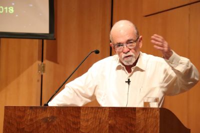 De educación y astronomía habló el profesor José Maza en una masiva charla también transmitida online por distintos medios.