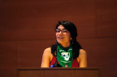 La presidenta de la FECH, Karla Toro, motivó a las y los estudiantes a ser críticos y a pensar y trabajar por una educación pública y no sexista.