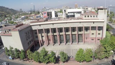 El edificio de la Facultad de Derecho es obra del arquitecto chileno Juan Martínez Gutiérrez, Premio de Honor del Colegio de Arquitectos de Chile.
