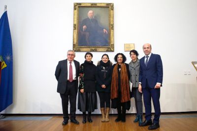 Autoridades de la U. de Chile junto a Catalina Salvo del Archivo Central Andrés Bello, quien estuvo a cargo de la restauración del cuadro de Valentín Letelier.