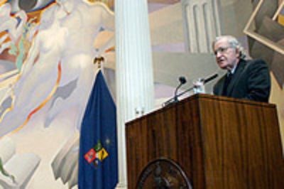 El destacado lingüista e intelectual Noam Chomsky, recibió de manos del Rector (s), Prof. Jorge las Heras, el Doctorado Honoris Causa en 2006.