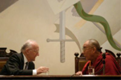 El Rector (S) Prof. Jorge Litvak y el líder tibetano, en el Salón de Honor de la Casa Central.