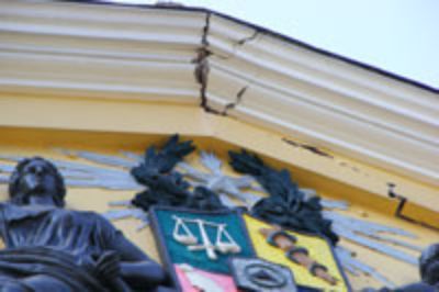 Tras el terremoto de 2010 la Casa Central sufrió daños, como esta falla presentada en el tímpano central de la fachada.