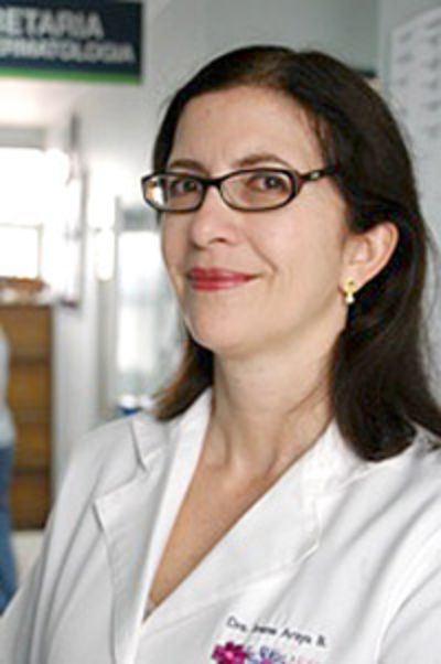 La Dra. Irene Araya, especialista del Departamento de Dermatología del HCUCH.