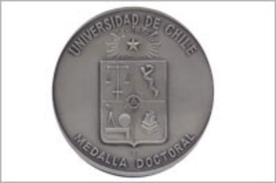 La entrega de la Medalla Doctoral Universidad de Chile reconoce el logro, esfuerzo y perseverancia de quienes han cursado años de estudios e investigación para generar nuevo conocimiento.