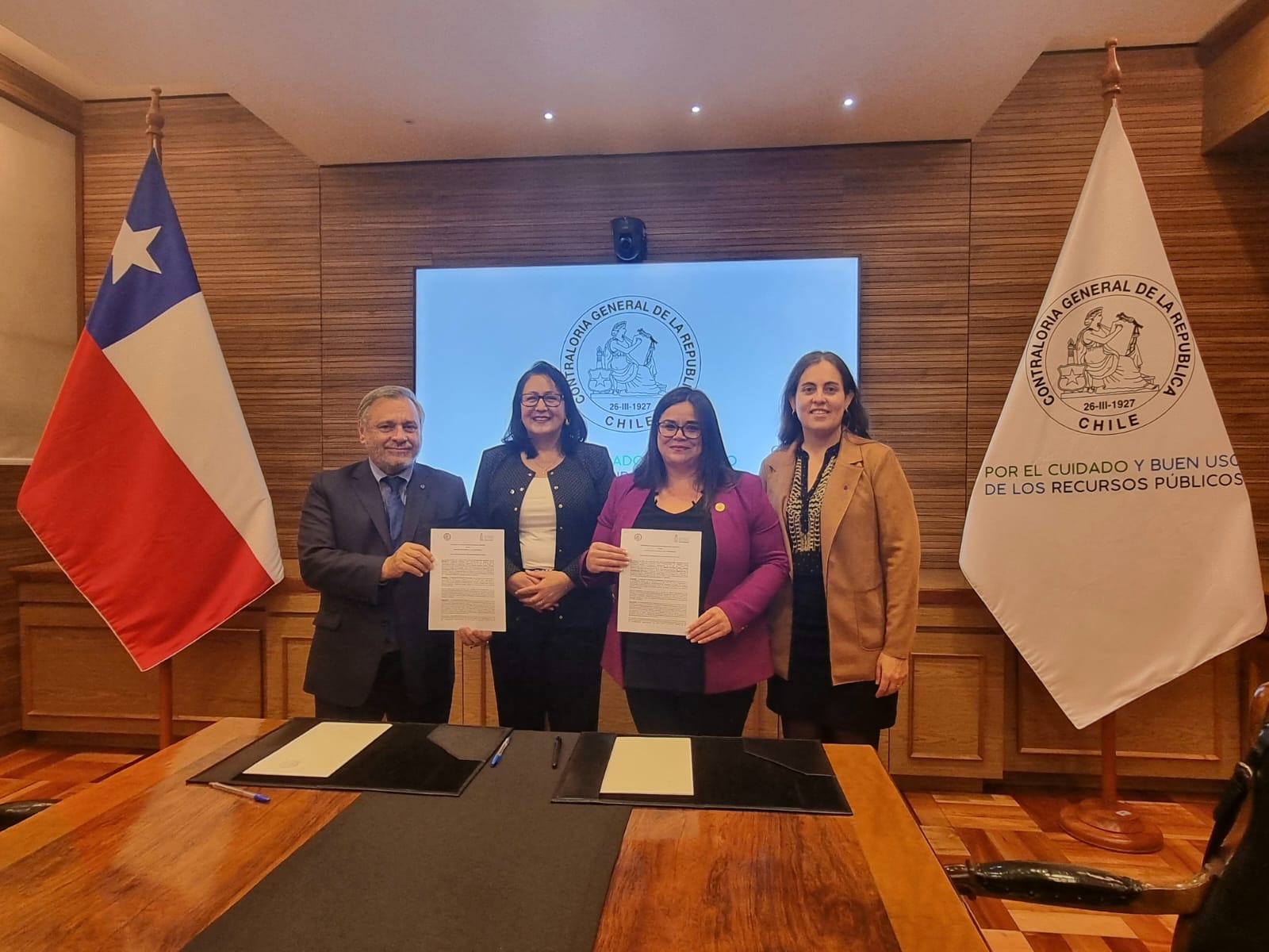 La Facultad de Derecho de la Universidad de Chile suscribió un convenio de colaboración mutua con la Contraloría General de la República (CGR), que busca fortalecer la formación integral de los estudiantes de Derecho.