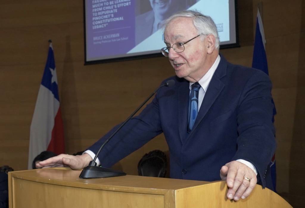 "El objetivo de una constitución es mirar a futuro", dijo Bruce Ackerman, quien destacó el proceso chileno más allá de los resultados de los plebiscitos de 2022 y 2023.