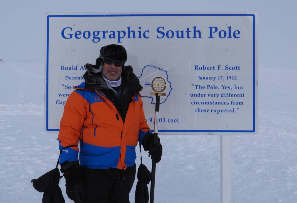 El profesor Luis Valentín Ferrada tuvo la oportunidad de visitar Glaciar Unión, Three Glaciers Retreat, el monte Vinson, y el Polo Sur.